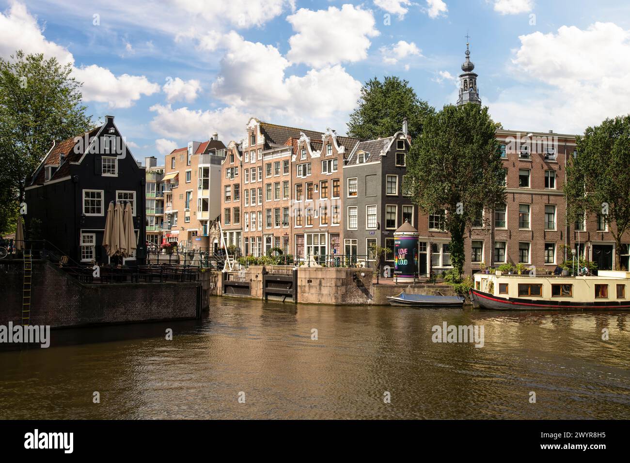 Sint Antoniesluis e vecchie case storiche sui canali con il Café de Sluyswacht sulle Oudeschans nel centro di Amsterdam. Foto Stock