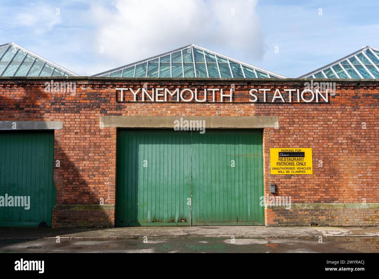 Stazione di Tynemouth sulla metropolitana leggera Tyne and Wear a Tynemouth, North Tyneside, Regno Unito Foto Stock