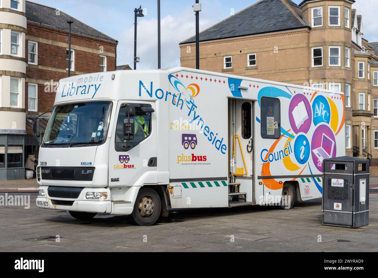 Biblioteca mobile o autobus per libri della North Tyneside Libraries, parcheggiata nel villaggio di Tynemouth, North Tyneside, Regno Unito. Concetto di servizio pubblico. Foto Stock