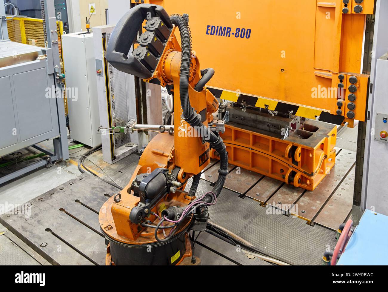 Robot che introduce i materiali nel forno e li porta successivamente alla pressa, alla cella di stampaggio a caldo, all'unità industriale, all'industria automobilistica, al centro tecnologico, Tecnalia Research & Innovation, Derio, Bizkaia, Paesi Baschi, Spagna. Foto Stock