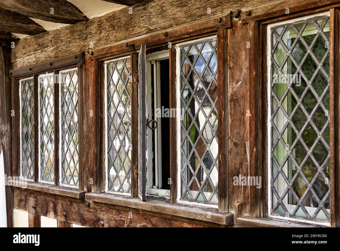Finestre con piombo delle Alms Houses Stratford Upon Avon. Case storiche risalenti all'inizio del XV secolo. Inghilterra Regno Unito Foto Stock