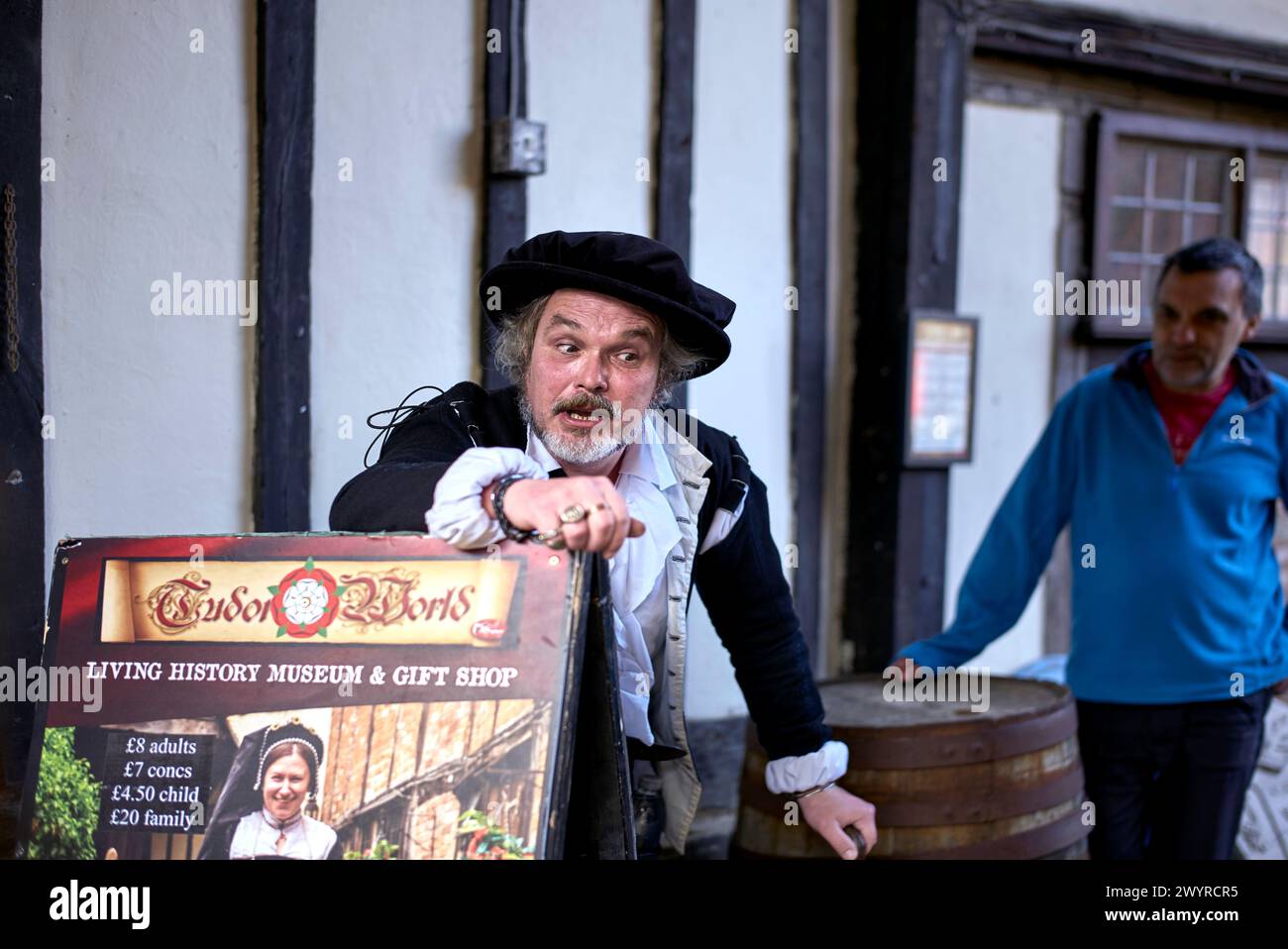 Attore Tudor World in costume tradizionale che dà il benvenuto agli ospiti a Shrieves House, Sheep Street, Stratford Upon Avon, Inghilterra, Regno Unito, Foto Stock