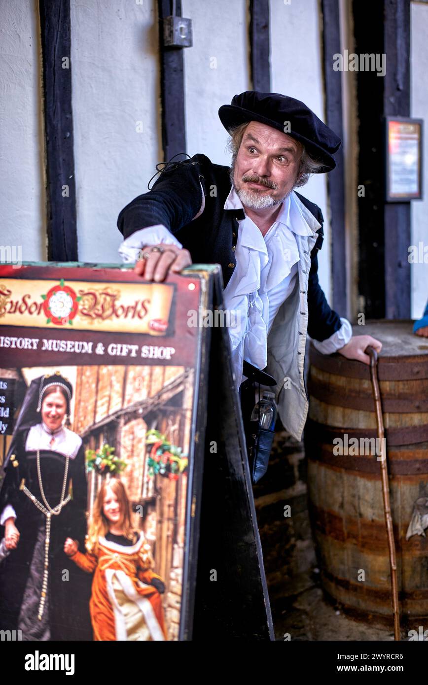 Attore Tudor World in costume tradizionale che dà il benvenuto agli ospiti a Shrieves House, Sheep Street, Stratford Upon Avon, Inghilterra, Regno Unito, Foto Stock