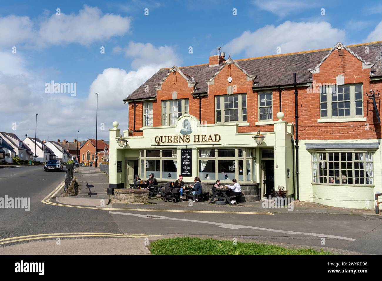 Il bar e ristorante Queens Head, a Cullercoats, North Tyneside, Regno Unito, popolare sia tra la gente del posto che i visitatori. Foto Stock