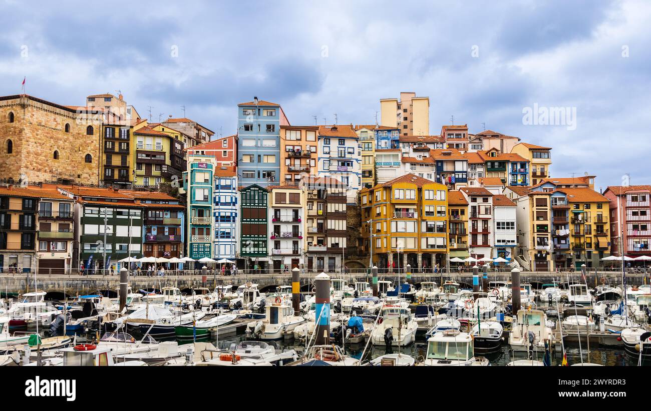 Torre Ercilla, case colorate sul lungomare e il tradizionale vecchio porto di pescatori di Bermeo, Paesi Baschi, Biscaglia, Spagna. Foto Stock