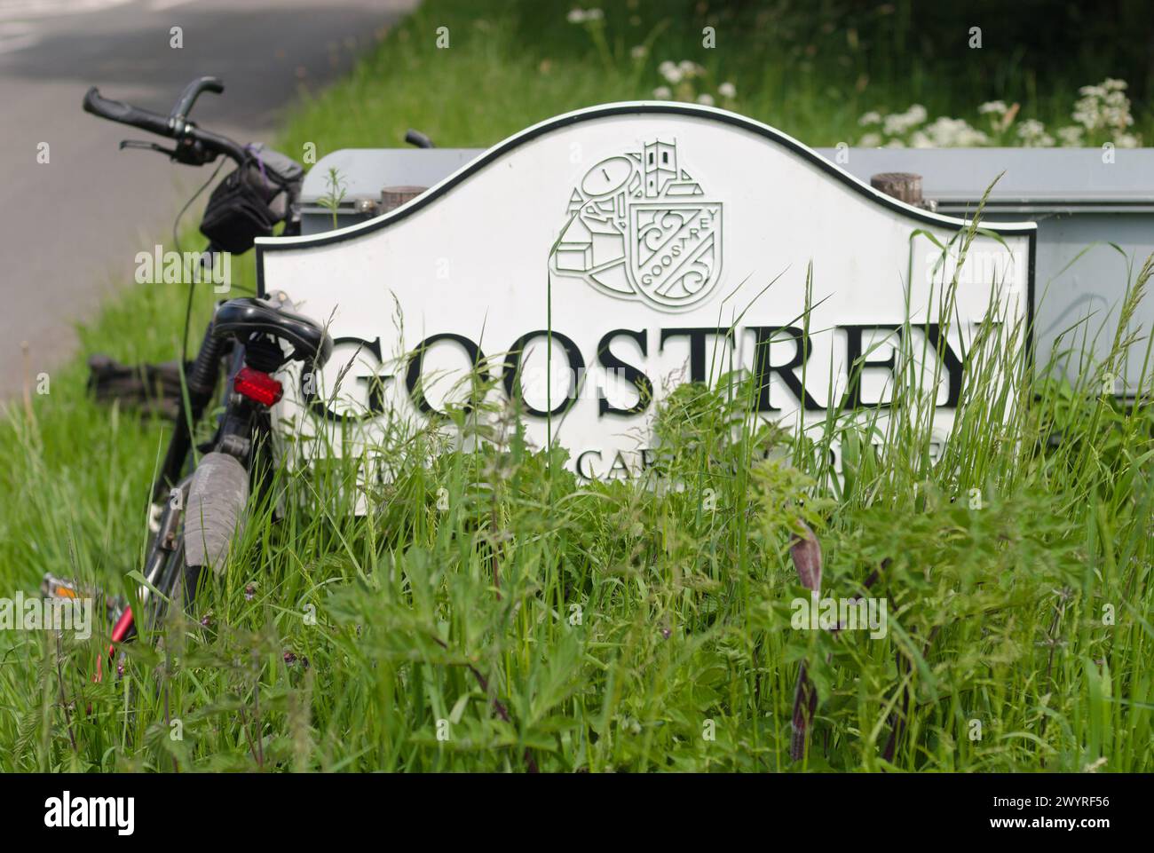 Cartello del villaggio di Goostrey, Cheshire Foto Stock