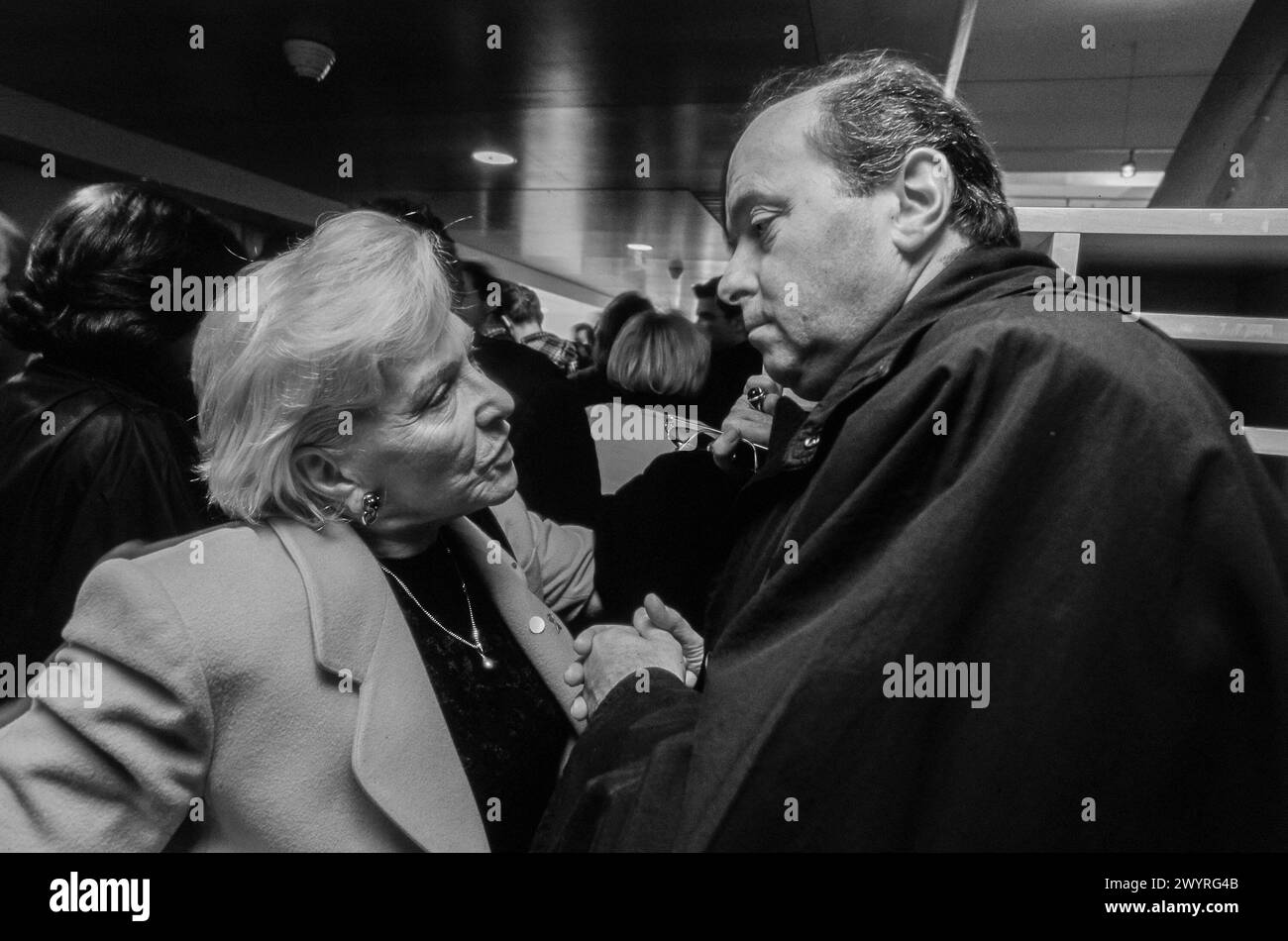 Parigi, Francia, gruppo People, AIDS March, Marche Pour la vie (AIDES), Other NGO's, 1994, Line RENAUD (SIDACTION) before event Woman talking with Jacques Toubon, politico francese, anni '1990 Foto Stock