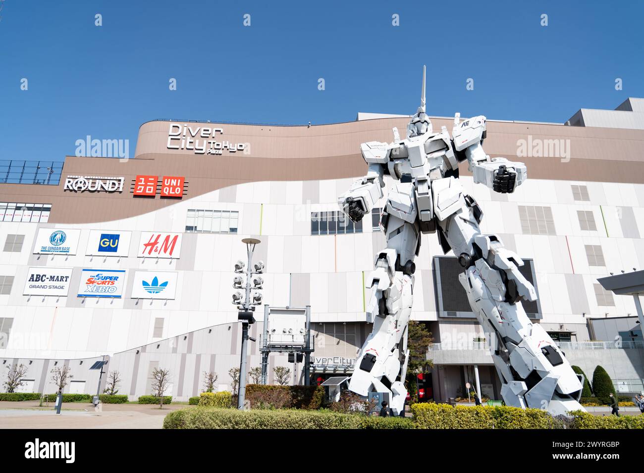 TOKYO, GIAPPONE - 30 marzo 2024 statua dell'Unicorn Gundam RX-0 in modalità normale situata presso Diver City Tokyo Plaza Tokyo, Odaiba Foto Stock