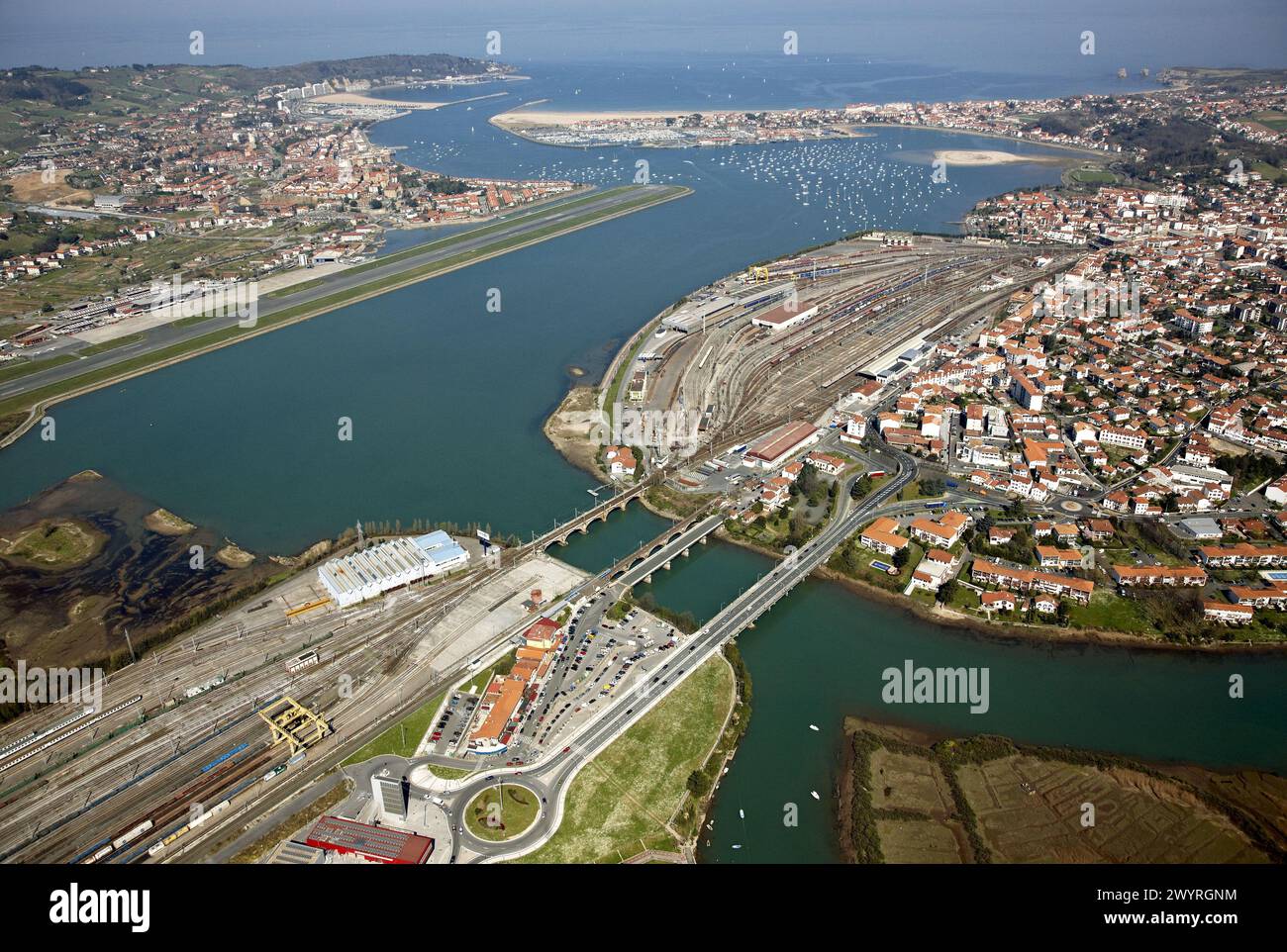 Puente de Santiago (ponte) e stazioni ferroviarie, Irun (in primo piano), Hendaye (centro, destra), aeroporto di San Sebastian e Hondarribia (in alto a sinistra). Bocca del fiume Bidasoa, baia di Txingudi, confine franco-spagnolo. Foto Stock