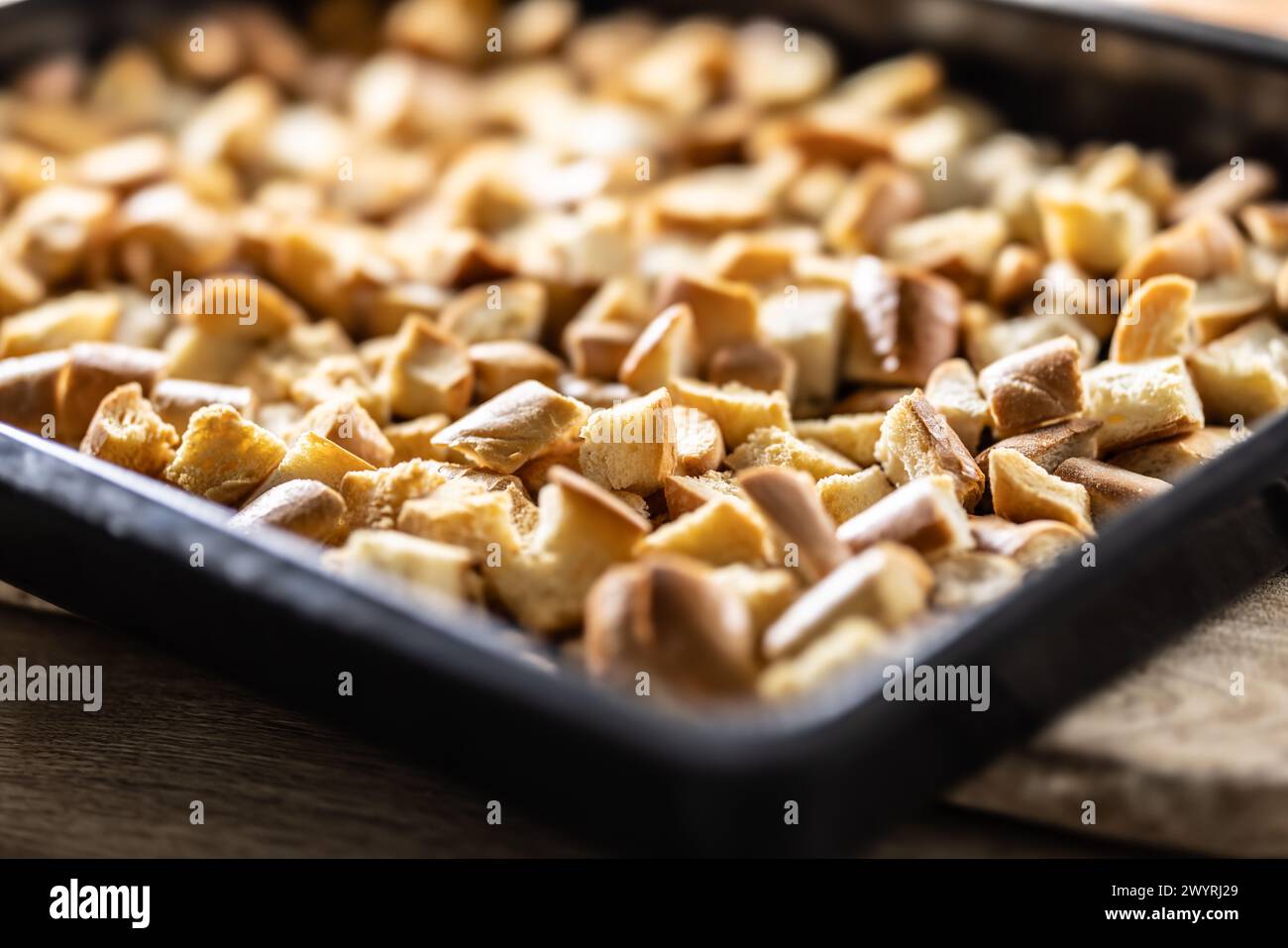 Pezzi di rotoli cotti su una teglia da forno, pronti per preparare gnocchi Karlovy Vary. Foto Stock