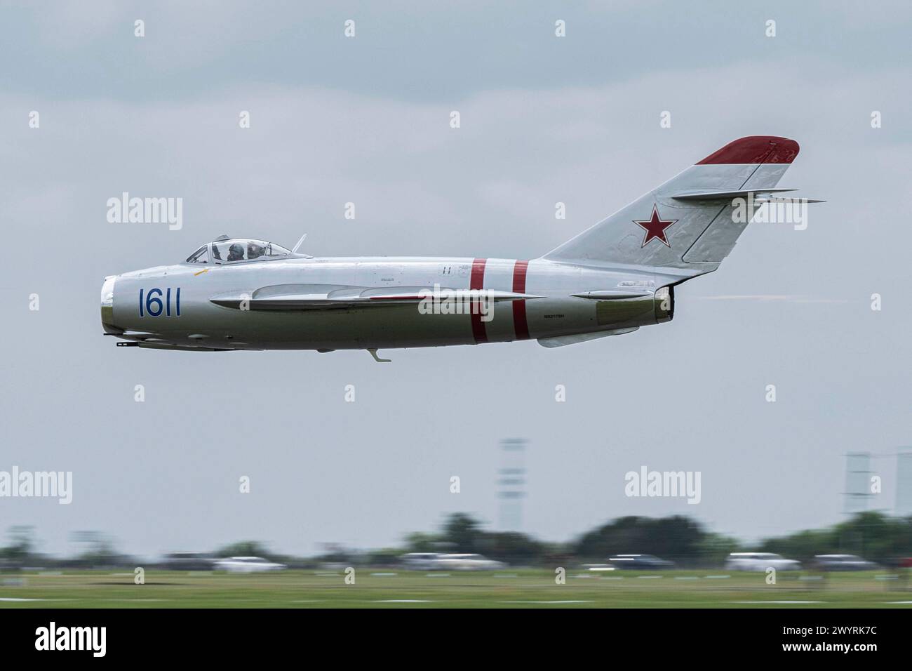 Il MIG 17 esegue acrobazie aeree presso Joint base San Antonio-Randolph, Texas, per il Great Texas Airshow, 6 aprile 2024 Foto Stock