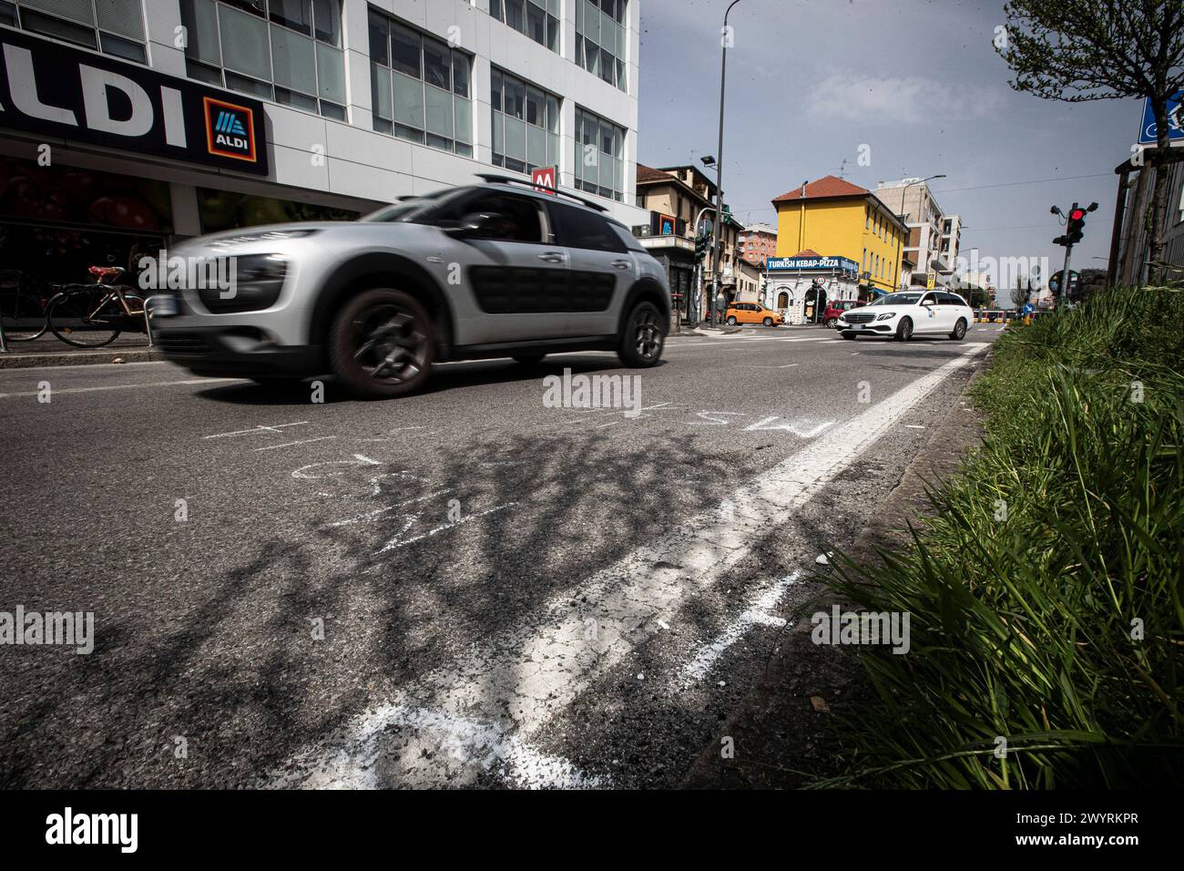 Milano, Italia. 8 aprile 2024. Investimento pedone in Viale Monza 267Milano, Italia - Cronaca Luned&#xec;, 8 aprile 2024. (Foto di Marco Ottico/Lapresse) collisione pedonale in Viale Monza 267 Milano, Italia - News lunedì 8 aprile 2024. (Foto di Marco otto/Lapresse) credito: LaPresse/Alamy Live News Foto Stock