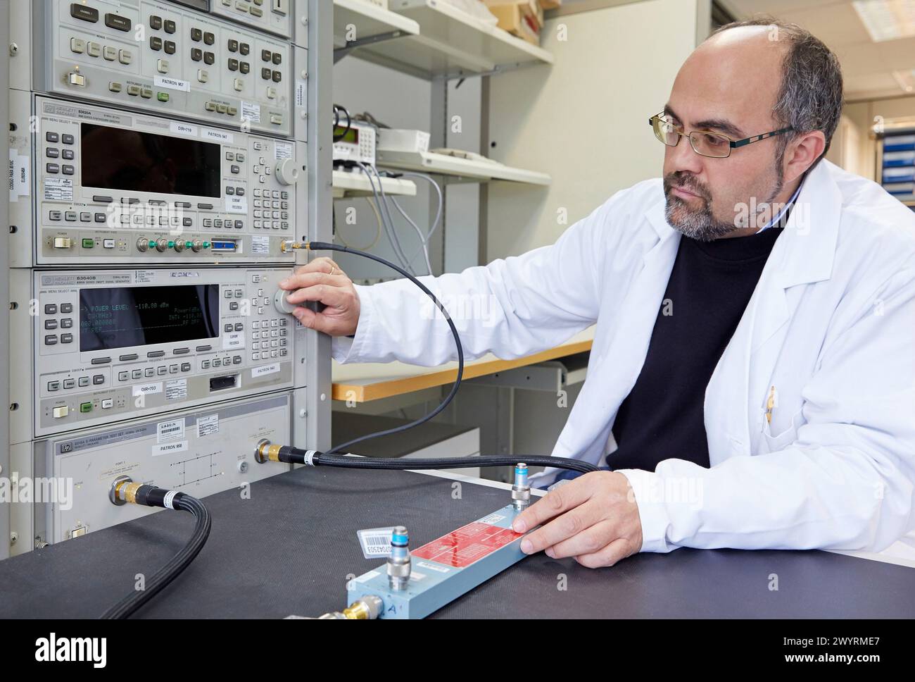 Analizzatore di rete ad alta frequenza. Taratura dei componenti passivi. Metrologia elettrica. Servizi tecnologici all'industria. Tecnalia Research & Innovation, Zamudio, Bizkaia, Paesi Baschi, Spagna. Foto Stock