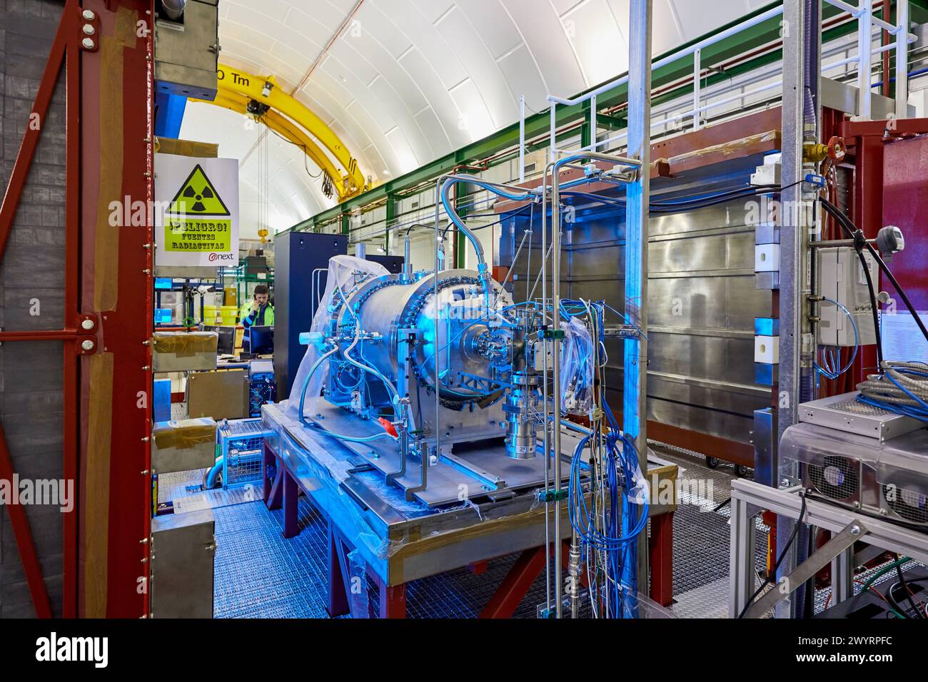 NEXT (Neutrino Experiment with a Xenon TPC) è un esperimento di decadimento a doppia beta della neutrinenza che opera presso il Canfranc Underground Laboratory (LSC). Si basa su un nuovo concetto di rilevamento per le ricerche di decadimento a doppia beta della neutrinenza, costituito da una camera di proiezione del tempo (TPC) riempita con xeno gassoso ad alta pressione e con funzioni separate per calorimetria e tracciamento. Progetto leader mondiale che studia la natura dei neutrini (se il neutrino è la sua antiparticella) alla ricerca di un raro tipo di decadimento chiamato doppio decadimento beta, il laboratorio Subterraneo de Canfranc (LSC) Foto Stock