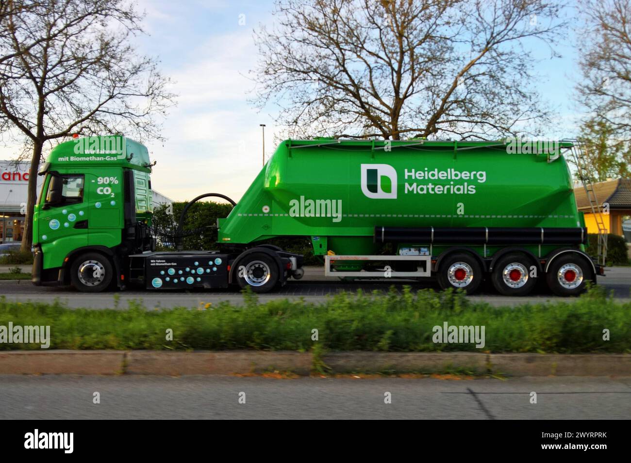 Heidelberg Materials Silo-Sattelzug, gasbetriebenen LKW der mit Biomethan-gas betrieben wird. Die CO2 Einsparung beträgt laut Hersteller rund 90 Prozent. Biomethan ist chemisch gleichzusetzen mit Erdgas *** Heidelberg Materials Silo, autocarro alimentato a gas che funziona con gas biometano secondo il produttore, il risparmio di CO2 è di circa il 90% il biometano è chimicamente equivalente al gas naturale Foto Stock