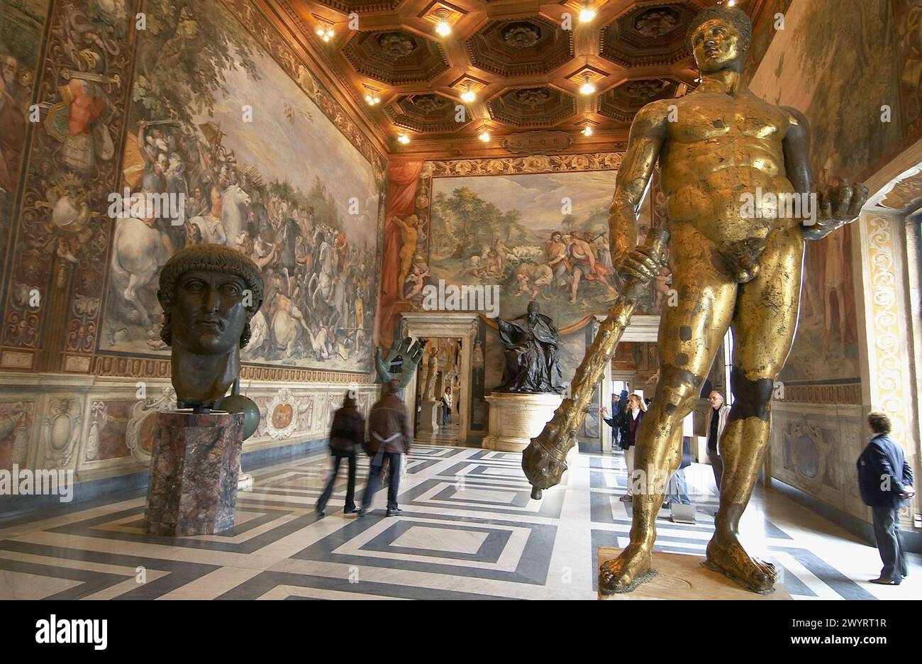 Statua in bronzo dorato di Ercole (II secolo a.C.) nella sala Orazi e Curiazi, Museo Capitolino. Roma. Italia. Foto Stock