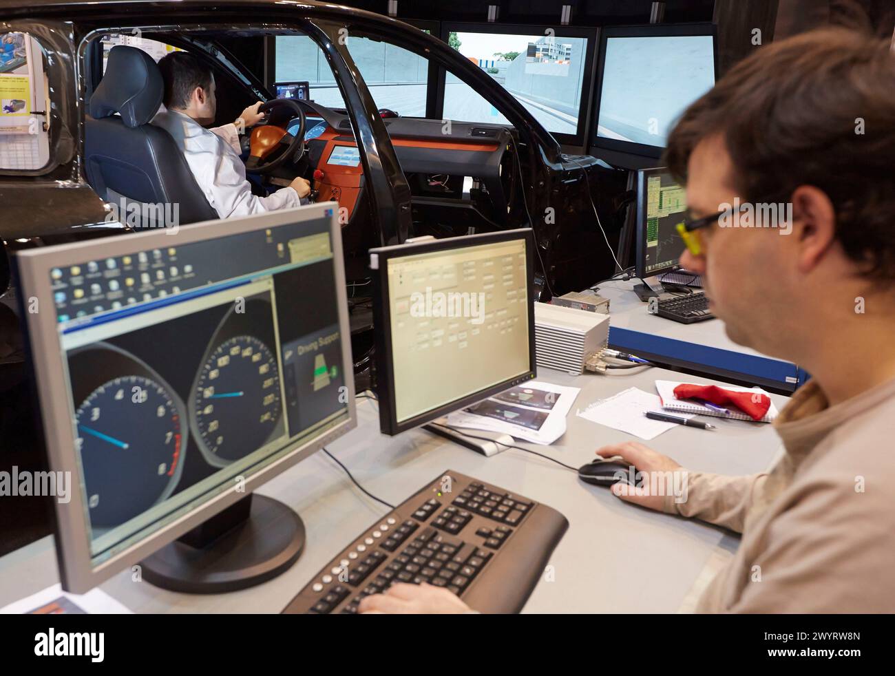 Test simulatore di guida validazione di sistemi di guida ecocompatibili, sistemi di platooning, treni stradali, comportamento del conducente a diversi tipi di situazioni acustiche, visive o vibrotattili industria e trasporti Tecnalia ricerca & innovazione, Centro tecnologico e di ricerca, Zamudio Technological Park, Derio, Bizkaia, Paesi Baschi, Spagna. Foto Stock