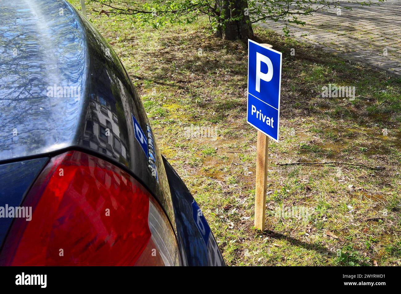 PKW parken auf einem privaten Parkplatz bzw Stellplatz. Schild, KFZ Stellplatz - Privat *** Parcheggio auto in un parcheggio privato o cartello di parcheggio, posto auto privato Foto Stock