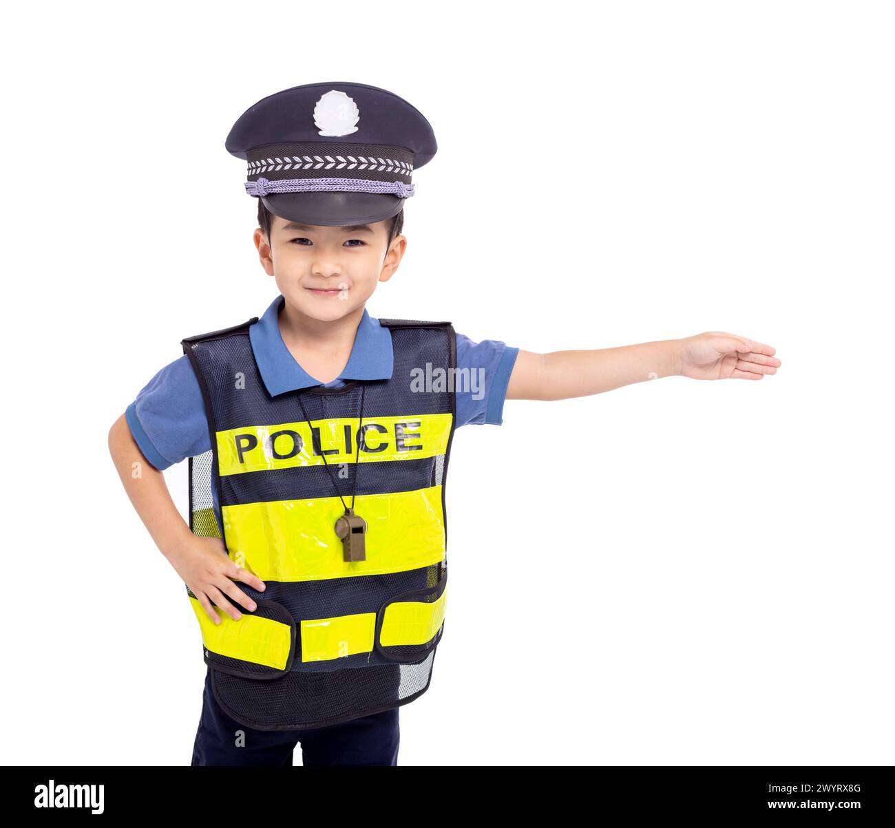 bambino vestito da agente di polizia davanti a sfondo bianco Foto Stock