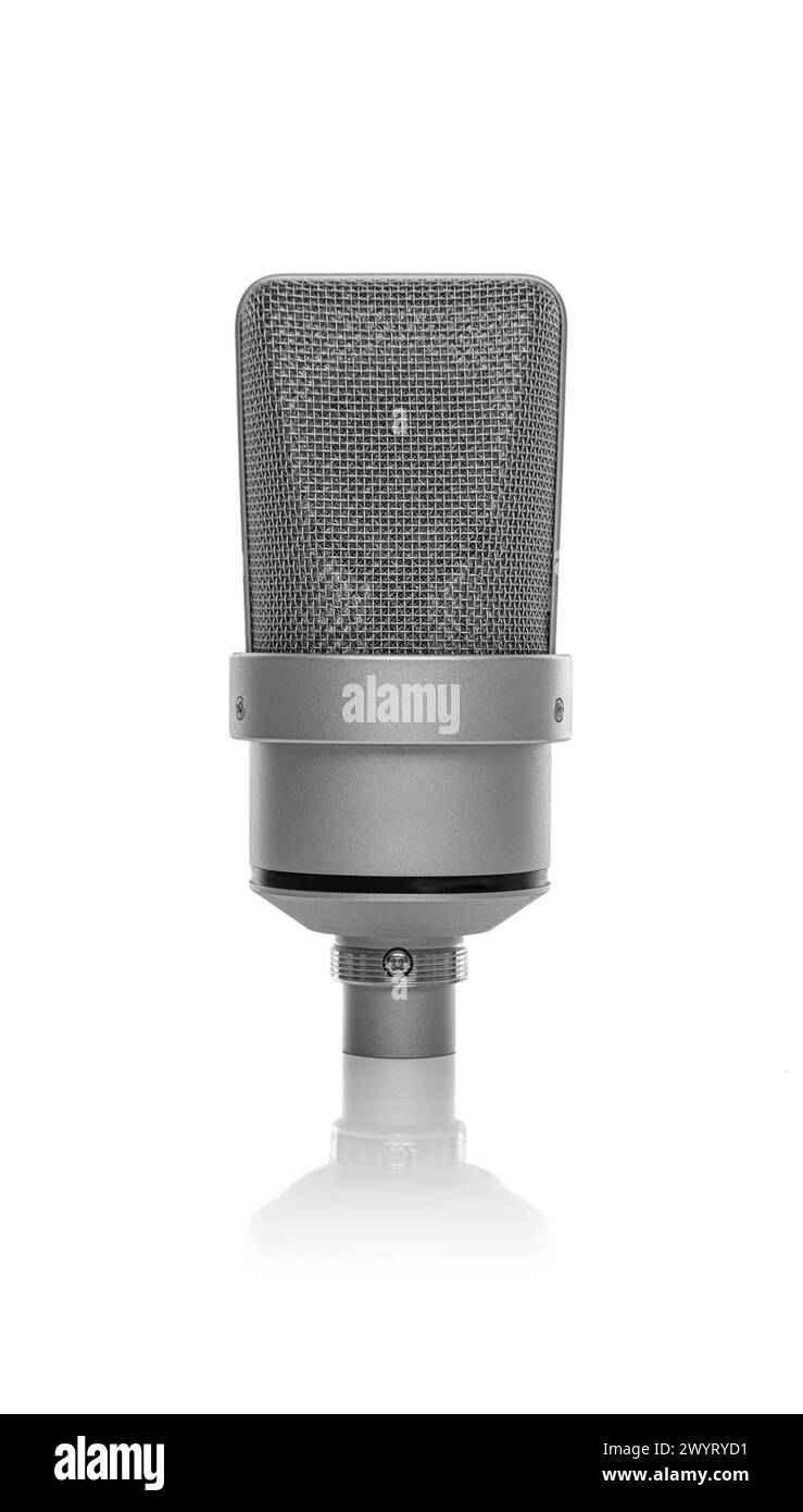 Microfono da studio isolato su sfondo bianco. Foto Stock