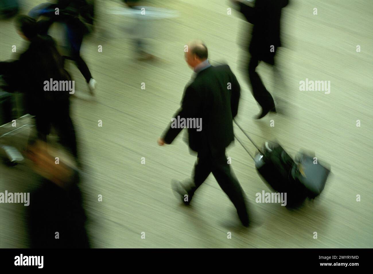 Uomo d'affari con bagagli. Foto Stock