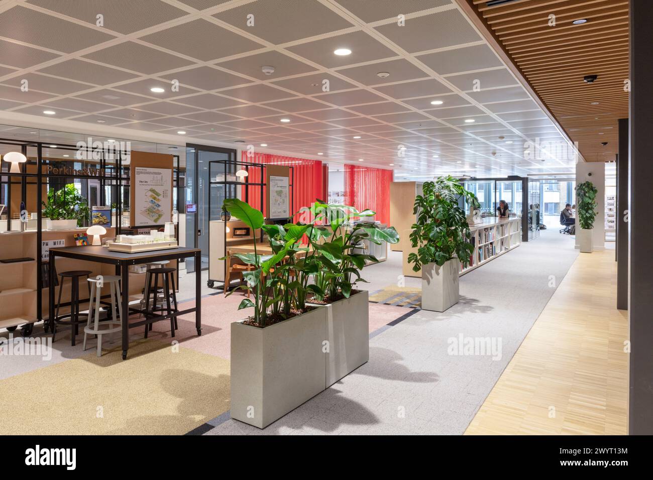 Spazio d'ingresso all'esterno di Perkins & Will Architects. 150 Holborn, Holborn, Regno Unito. Architetto: Perkins & Will , 2023. Foto Stock