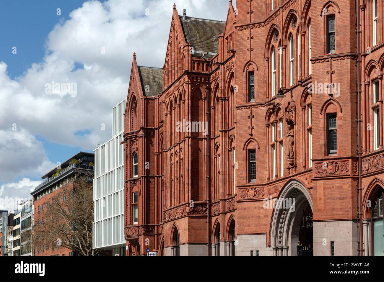 Guarda a ovest lungo Holborn mostrando le diverse epoche dell'architettura. 150 Holborn, Holborn, Regno Unito. Architetto: Perkins & Will , 2023. Foto Stock