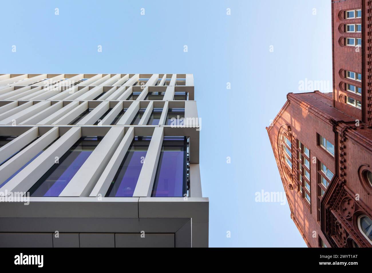 Una vista che mostra stili architettonici contrastanti ed epoche. 150 Holborn, Holborn, Regno Unito. Architetto: Perkins & Will , 2023. Foto Stock