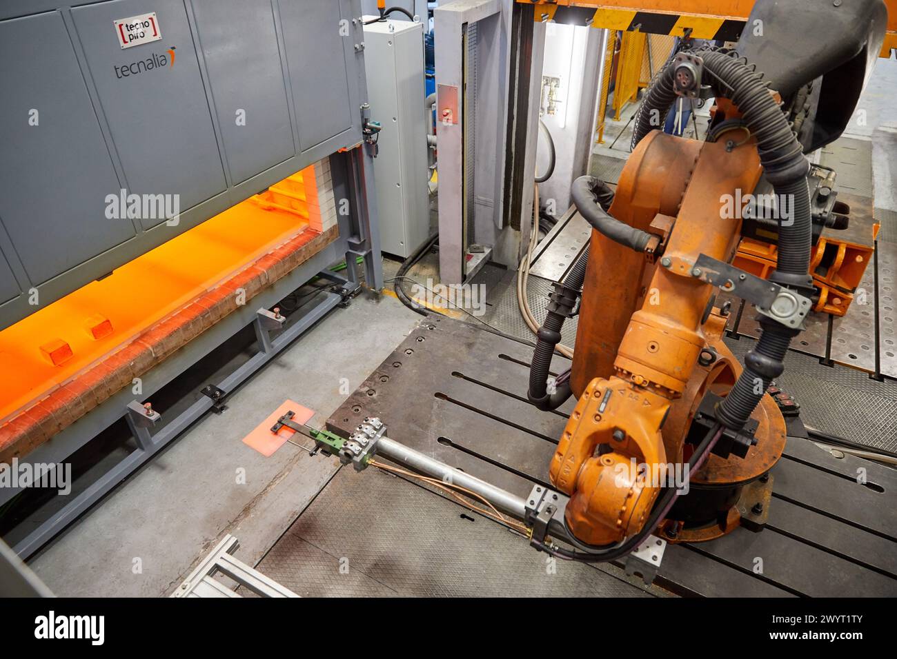 Robot che introduce i materiali nel forno e li porta successivamente alla pressa, alla cella di stampaggio a caldo, all'unità industriale, all'industria automobilistica, al centro tecnologico, Tecnalia Research & Innovation, Derio, Bizkaia, Paesi Baschi, Spagna. Foto Stock