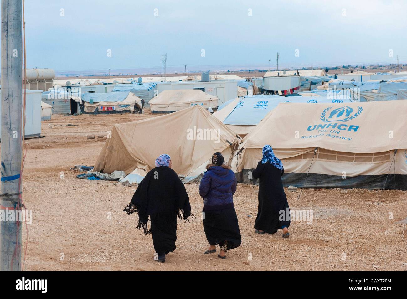 Tre siriane, rifugiate che entrano nel campo al ZA atari tre siriane, rifugiate che entrano nel campo al ZA atari, un campo per rifugiati eretto per ospitare le vittime della guerra civile siriana. Al Mafraq, Giordania. Al ZA atari al ZA atari, al Zaatari, Zaatari al Mafraq Jordaanie Copyright: XGuidoxKoppesxPhotox Foto Stock