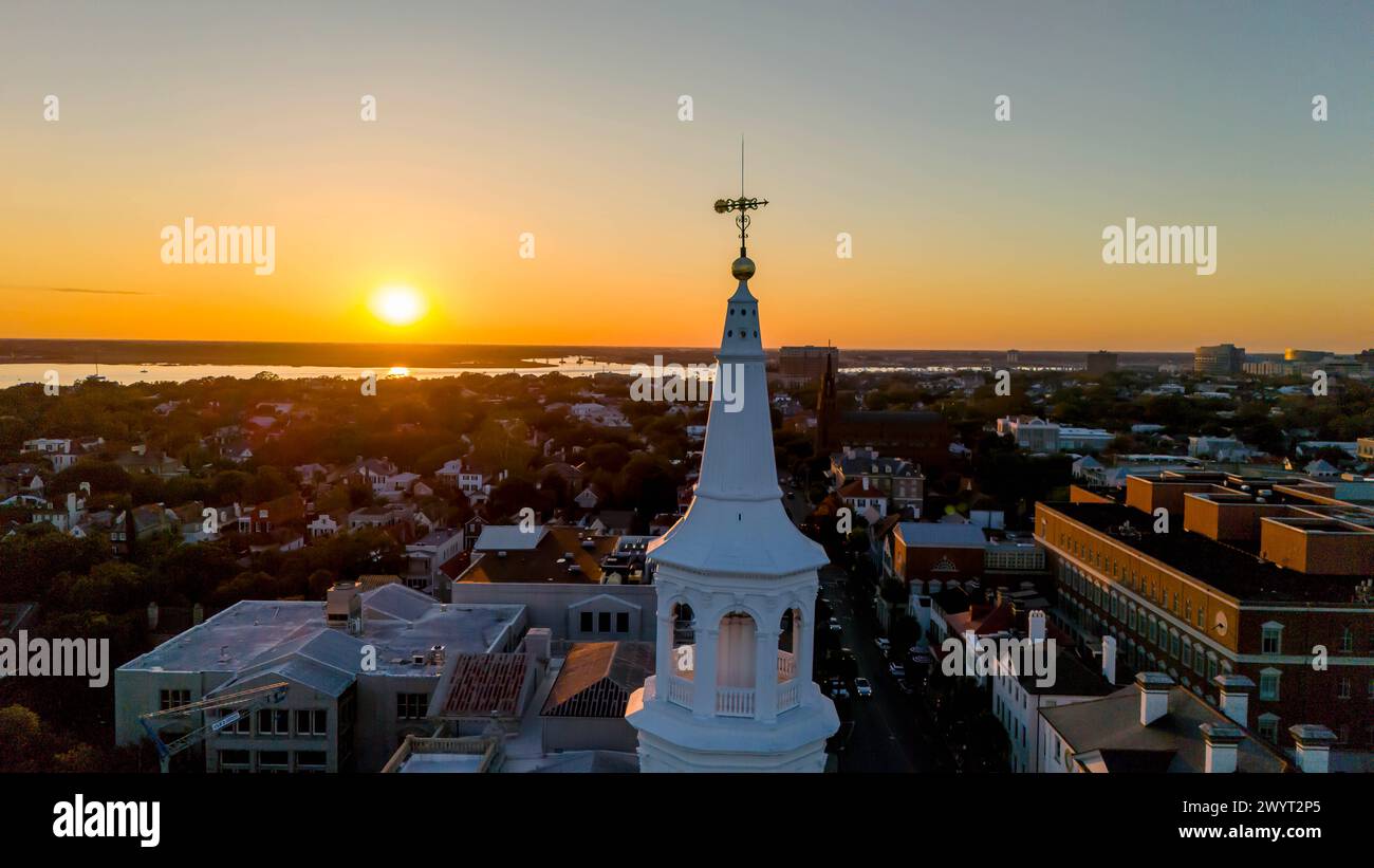 Charleston, South Carolina, Stati Uniti. 18 novembre 2023. Vista aerea della chiesa anglicana di St Michaels a Charleston, South Carolina. Inserita nel Registro nazionale dei luoghi storici, è la più antica struttura religiosa sopravvissuta della città. (Credit Image: © Walter G Arce Sr Grindstone medi/ASP) SOLO PER USO EDITORIALE! Non per USO commerciale! Foto Stock