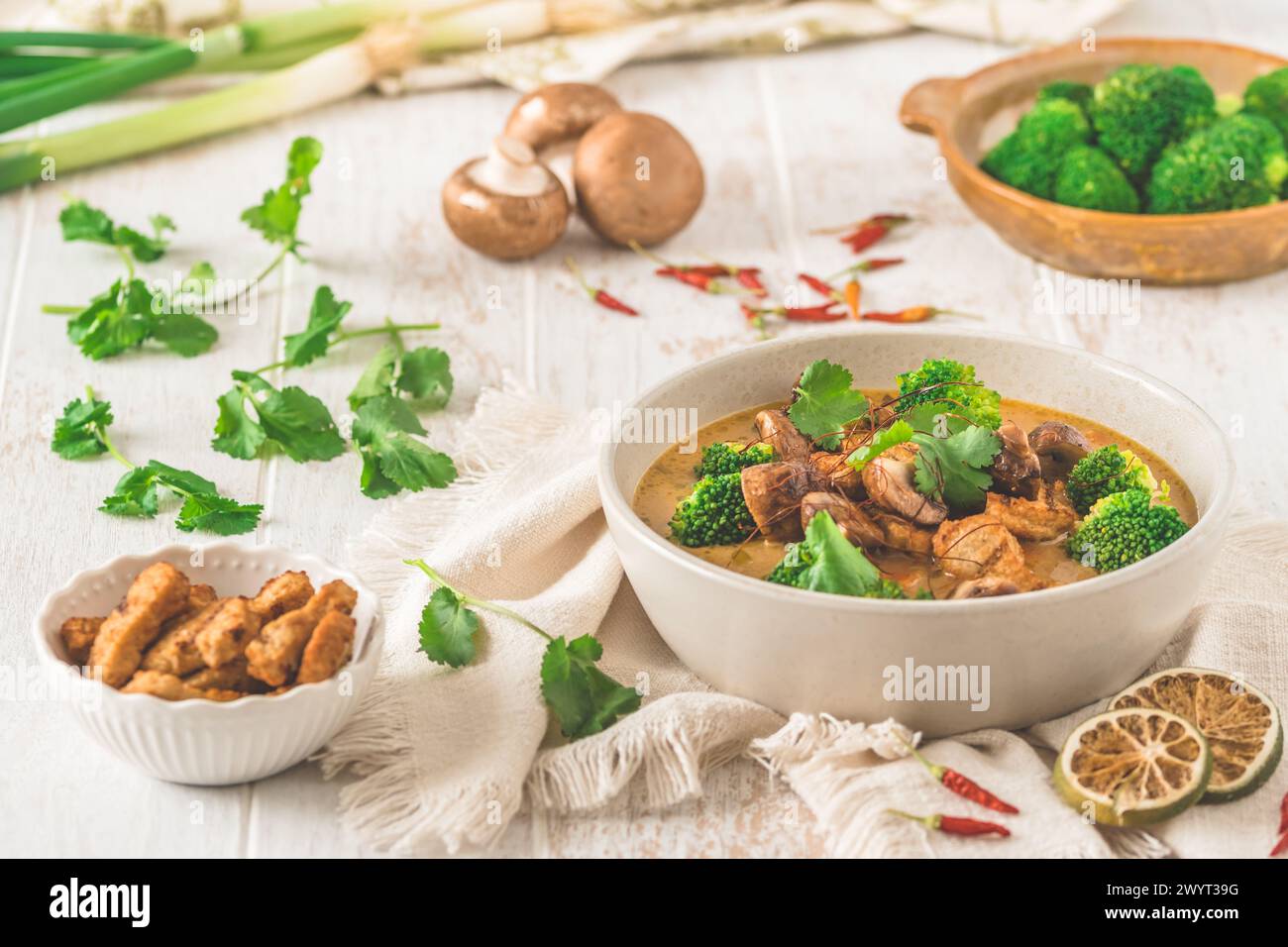 Zuppa vegana Tom Kha Gai con varie verdure e surrogati di carne a base di soia tostati Foto Stock