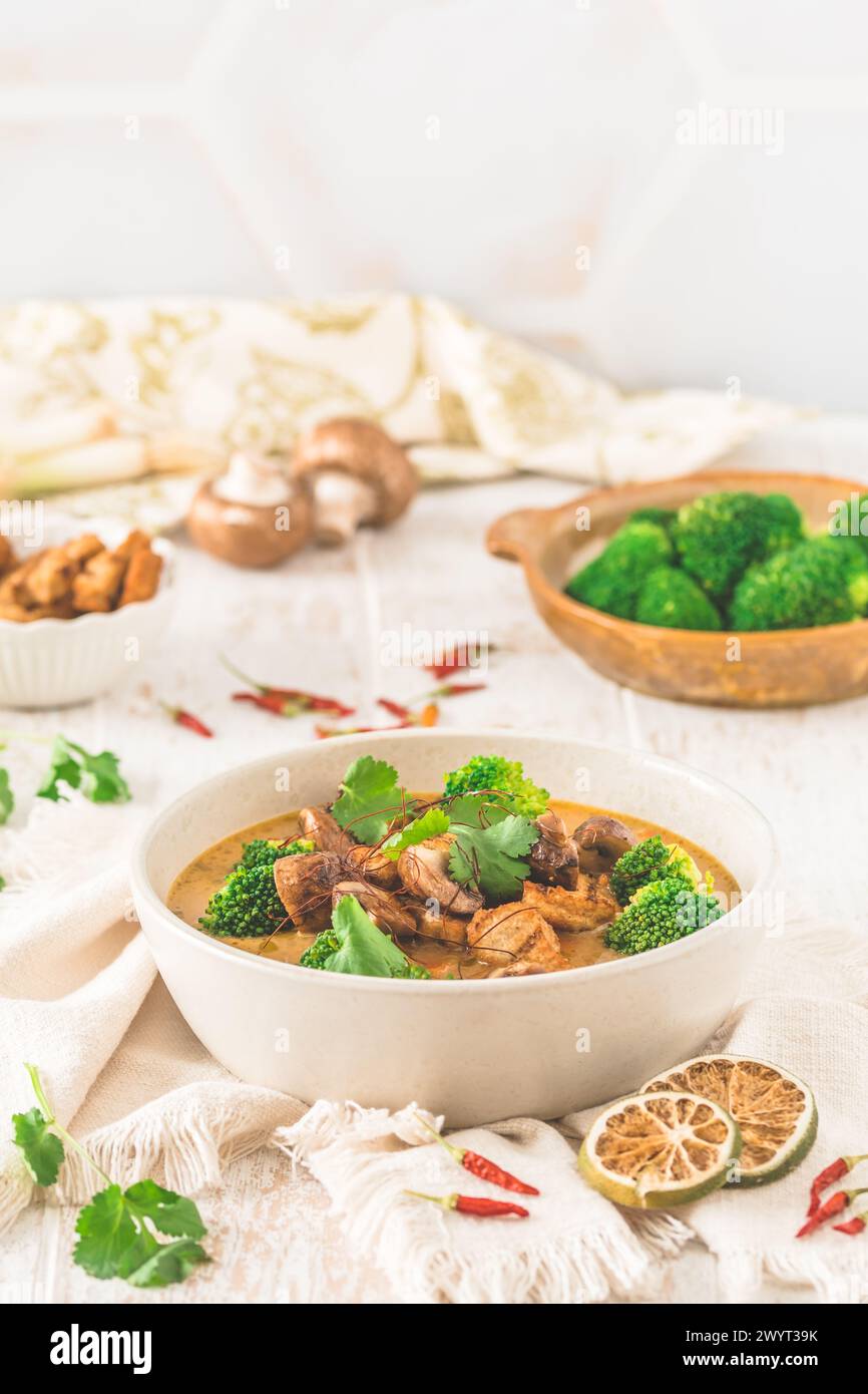 Zuppa Tom Kha GAI con varie verdure e pollo arrosto o succedanei di carne a base di soia. Varianti vegane o non vegane. Foto Stock