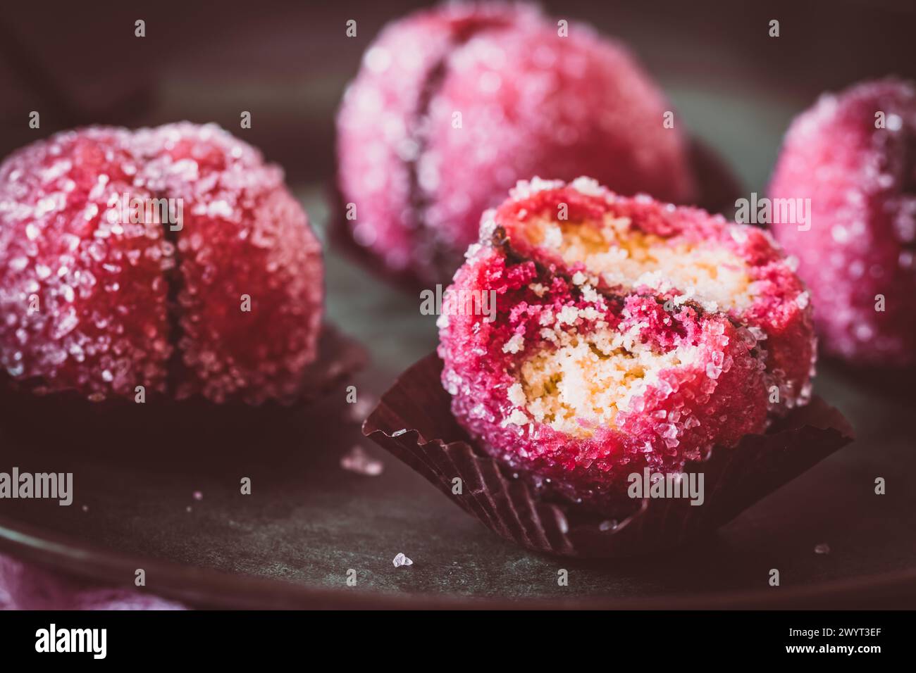 Dolci italiani ripieni di nocciole, chiamati pesche alla Nocciola, primo piano Foto Stock