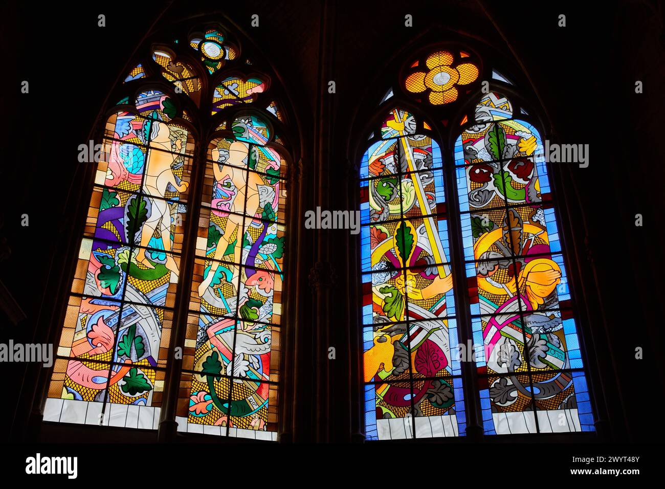 Vetrate colorate, Cattedrale Saint Cyr e Sainte Julitte, Nevers, Nievre, Borgogna, Francia, Europa. Foto Stock