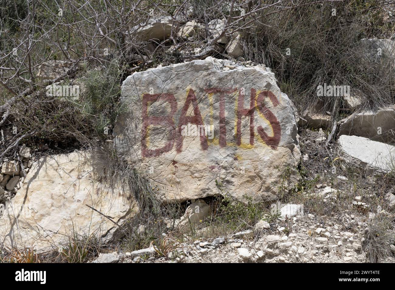 Marcatore di roccia dipinto "BAGNI" a Cipro Foto Stock