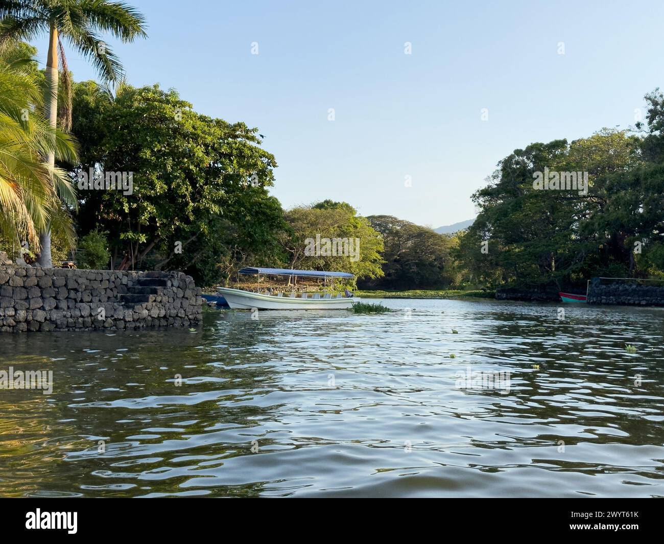 Tour in barca vuota su sfondo naturale con luce del tramonto Foto Stock