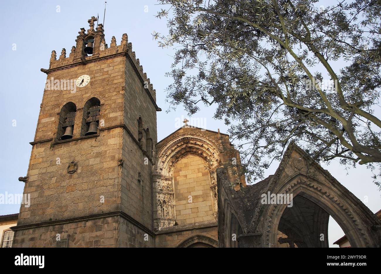 Chiesa di Nossa Senhora de Oliveira e Monumento Salado a largo da Oliveira, Guimarães. Minho, Portogallo. Foto Stock