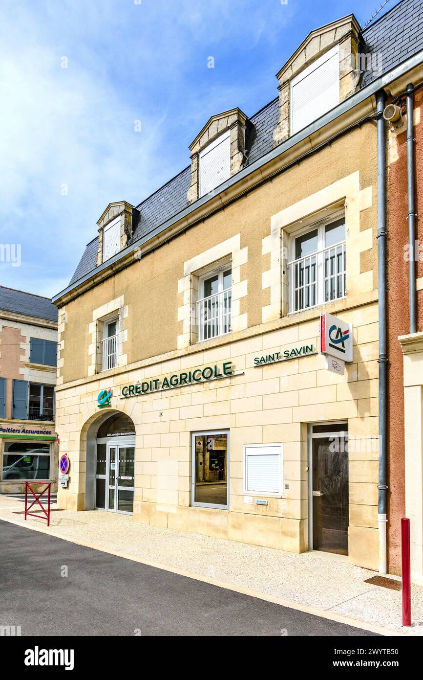 Fronte della banca Crédit agricole a Saint-Savin, Vienne (86), Francia. Foto Stock