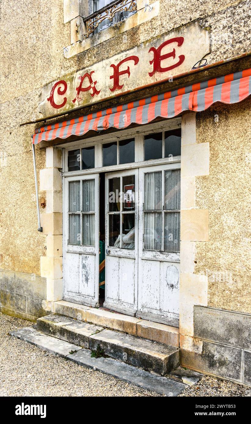 Di fronte al vecchio caffè a Journet, Vienne (86), Francia. Foto Stock