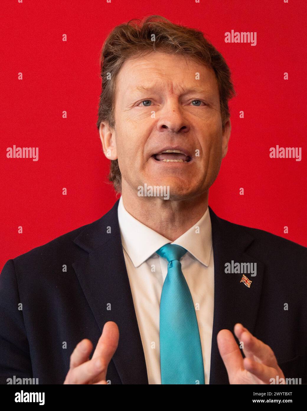 Londra, Regno Unito. 8 febbraio 2024. Il leader del partito Richard Tice parla alla conferenza stampa Reform UK. Il partito Reform UK Party tiene una conferenza stampa nel centro di Londra che affronta le preoccupazioni sull'approccio laburista alle politiche che interessano la classe operaia. Il partito svela annunci politici chiave prima delle prossime elezioni generali, delineando la loro visione e le loro priorità per la nazione. Crediti: Thomas Krych/Alamy Live News Foto Stock