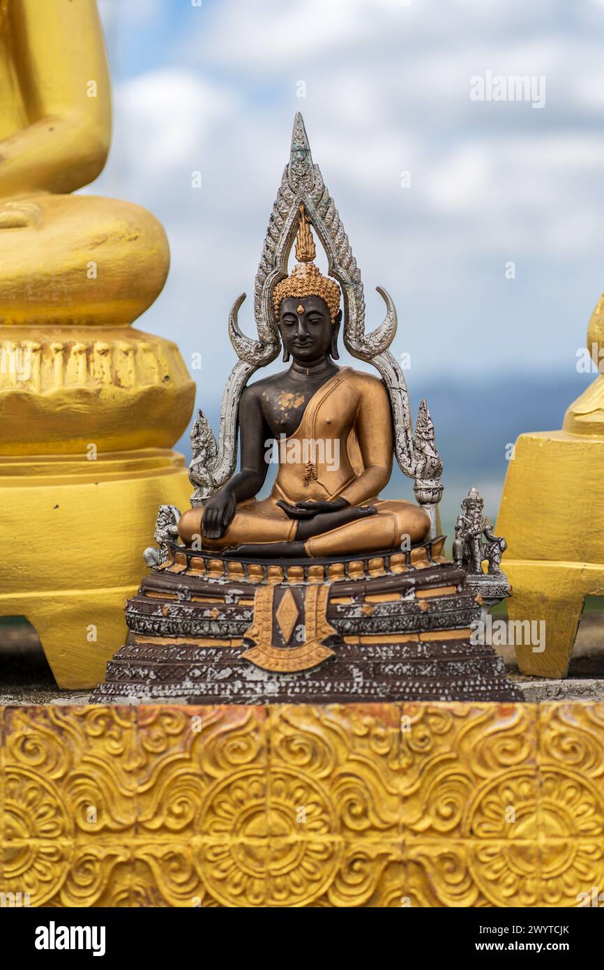 Piccola statua buddista in bronzo seduta. Tiger Cave Temple, Thailandia. Foto Stock