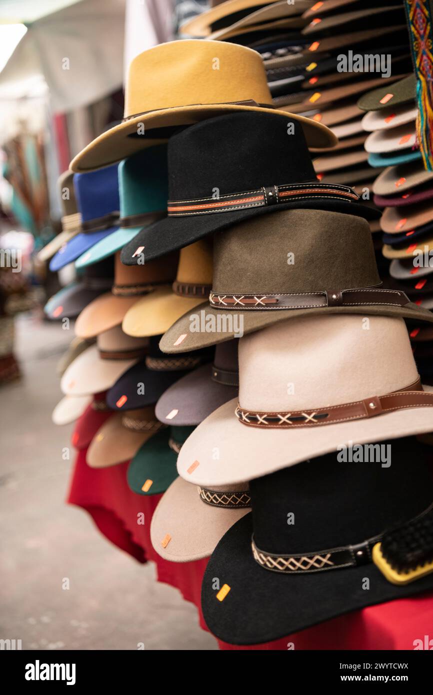Cappelli in mostra, mercato di Otavalo, Imbabura, Ecuador Foto Stock