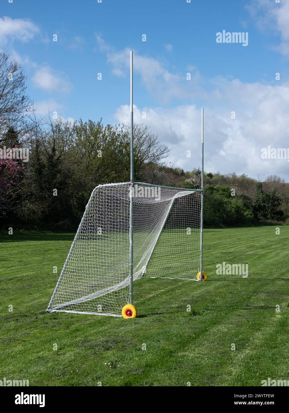 Un hurling goal con rete su un campo di allenamento GAA. Foto Stock