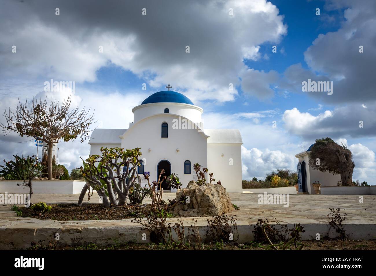 Paphos, Cipro - 23 dicembre 2023: Piccola chiesa bianca e blu di San Nicola sulla costa del mare. Foto Stock