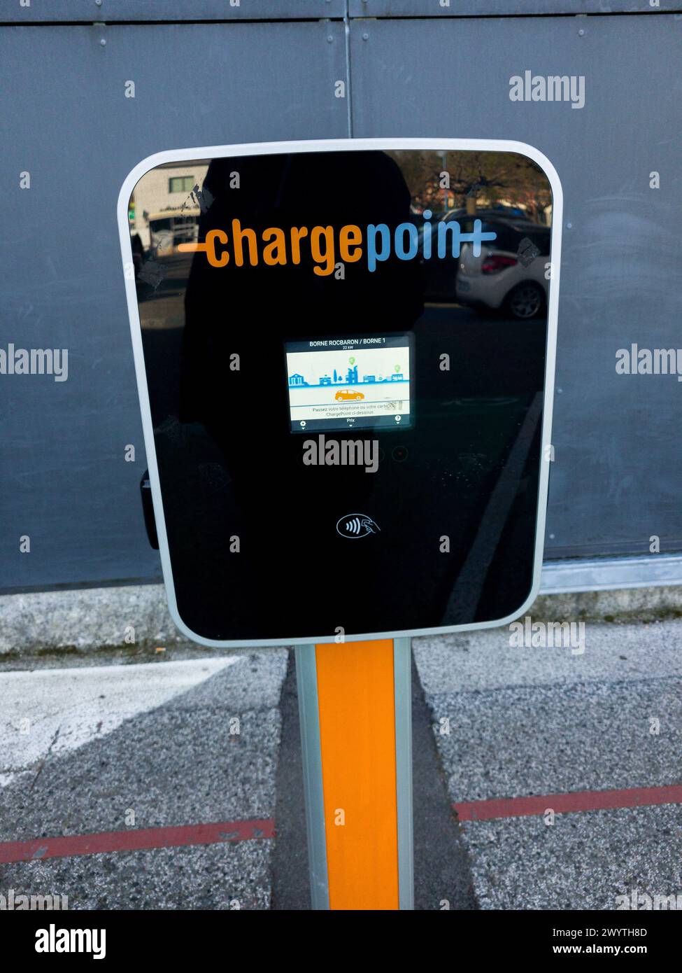 Una stazione di ricarica della compagnia Chargepoint per auto elettriche a Rocbaron, Francia, il 6 aprile 2024. Foto di Laurent Coust/ABACAPRESS.COM credito: Abaca Press/Alamy Live News Foto Stock