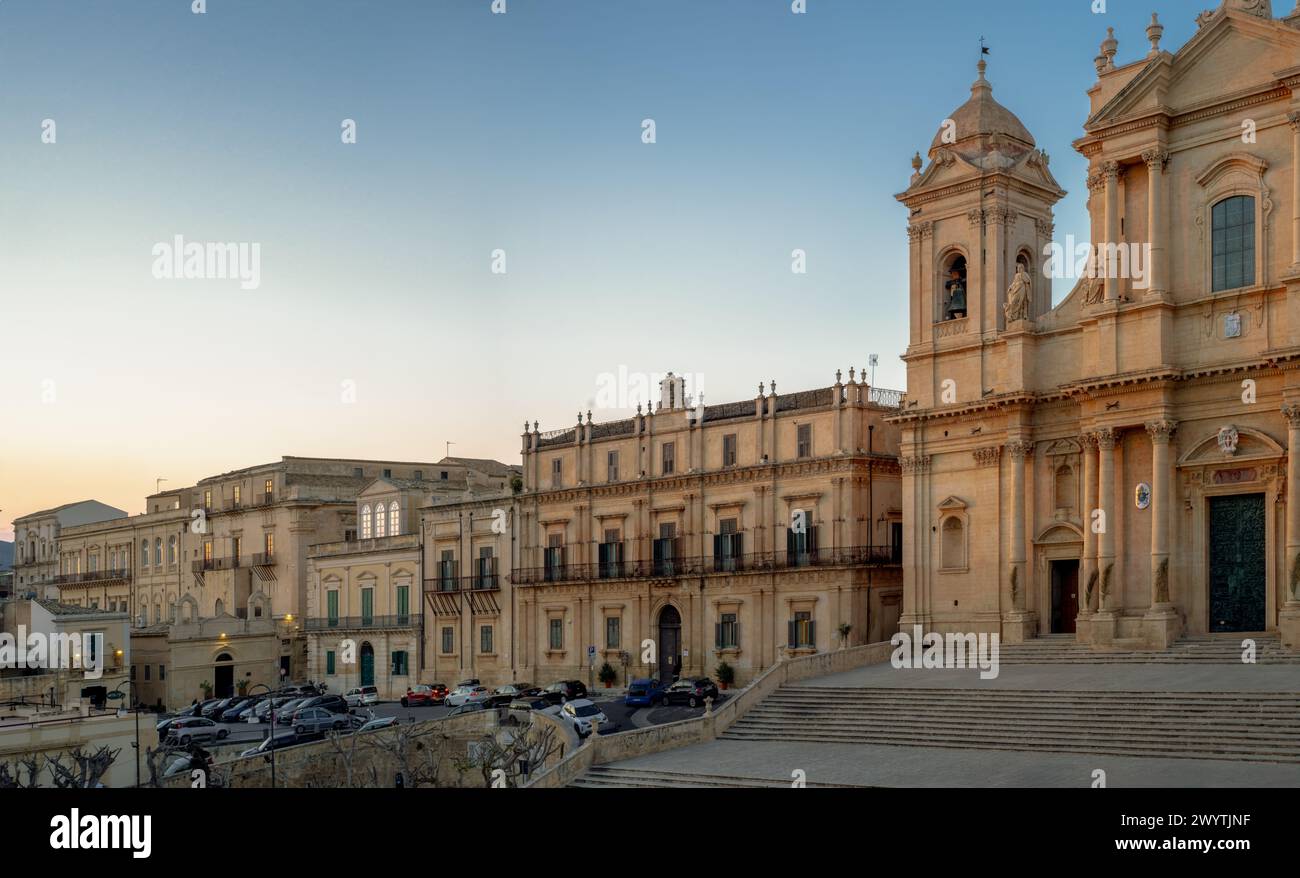 La strada principale della città barocca di noto al crepuscolo, provincia di Siracusa, Sicilia, Italia Foto Stock