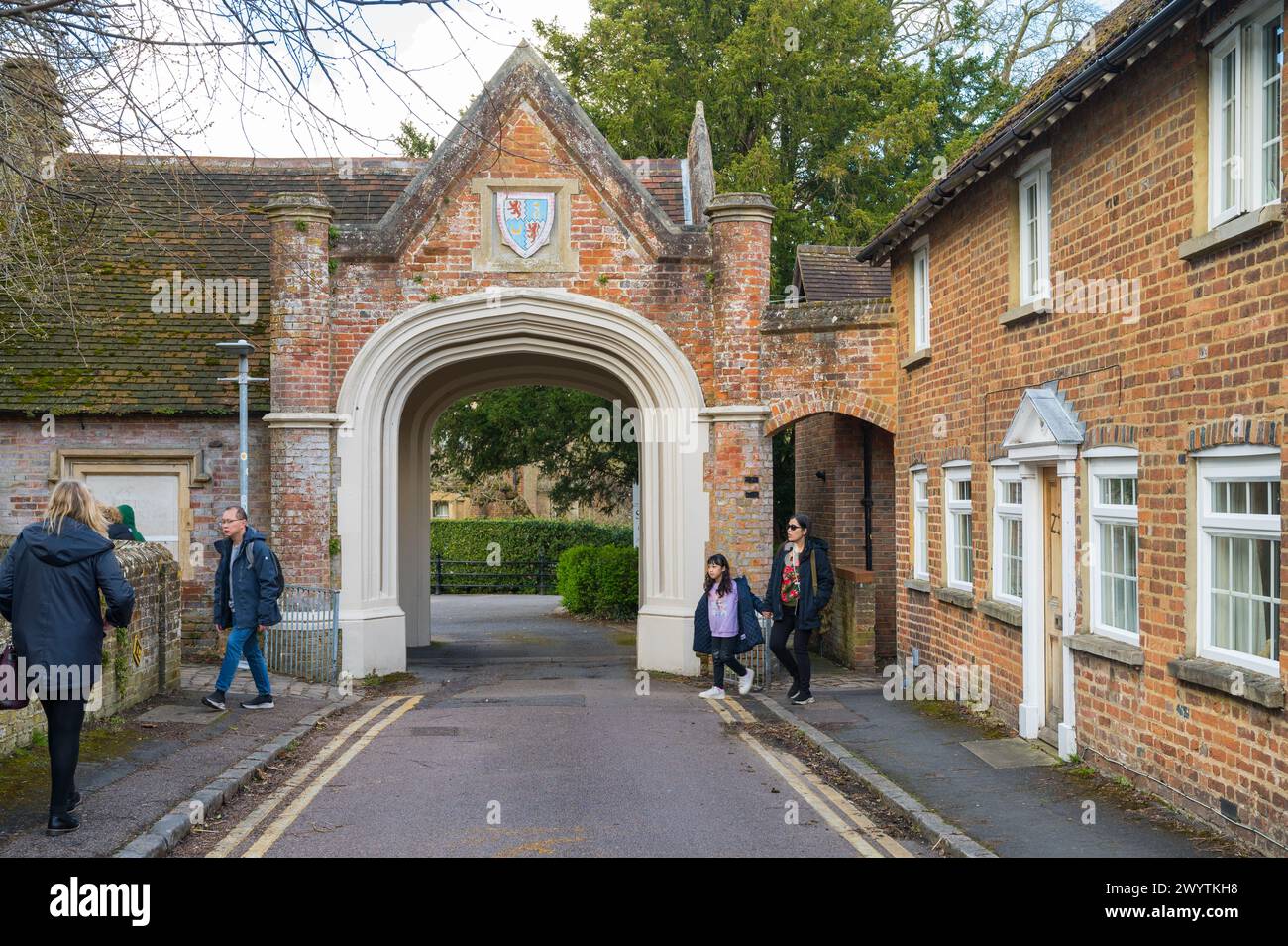 Ingresso all'arcata di satellite Creative, un'agenzia di design creativo, marchio e marketing. Sutton Court The Coach House Church Yard Tring Hertfordshire Foto Stock