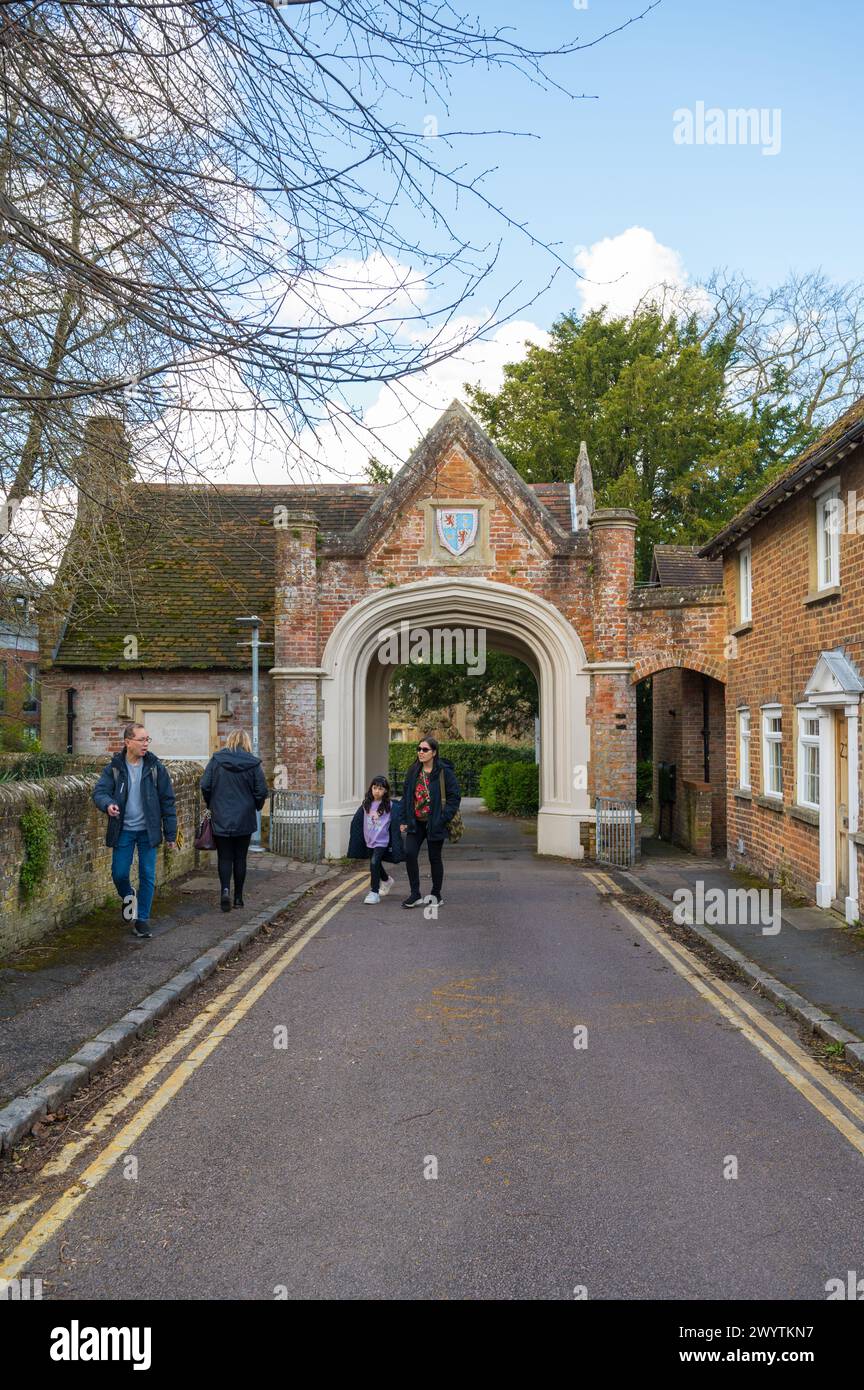 Ingresso all'arcata di satellite Creative, un'agenzia di design creativo, marchio e marketing. Sutton Court The Coach House Church Yard Tring Hertfordshire Foto Stock