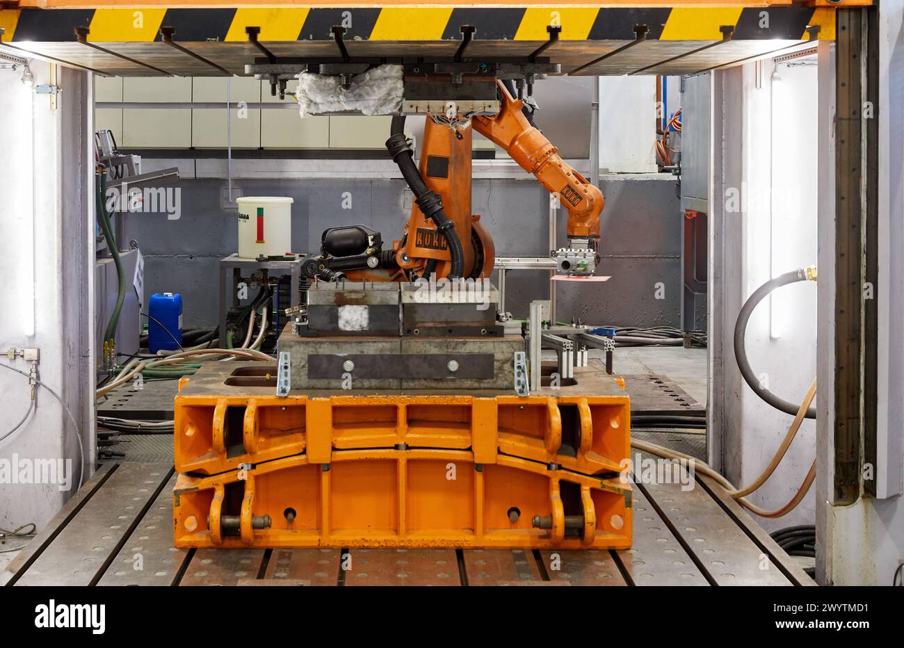 Robot che introduce i materiali nel forno e li porta successivamente alla pressa, alla cella di stampaggio a caldo, all'unità industriale, all'industria automobilistica, al centro tecnologico, Tecnalia Research & Innovation, Derio, Bizkaia, Paesi Baschi, Spagna. Foto Stock